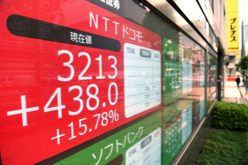 (도쿄 교도=연합뉴스) 일본 통신그룹인 NTT가 자회사인 도코모의 완전자회사화를 공식 발표하기 직전 마감한 도쿄 증시에서 도코모 주식은 급등한 채 거래가 끝났다. 