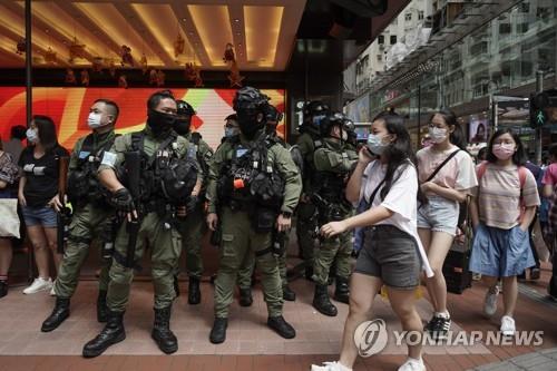 10월 1일 홍콩 코즈웨이베이에서 경찰이 시위를 막기 위해 배치된 모습. [AP=연합뉴스]