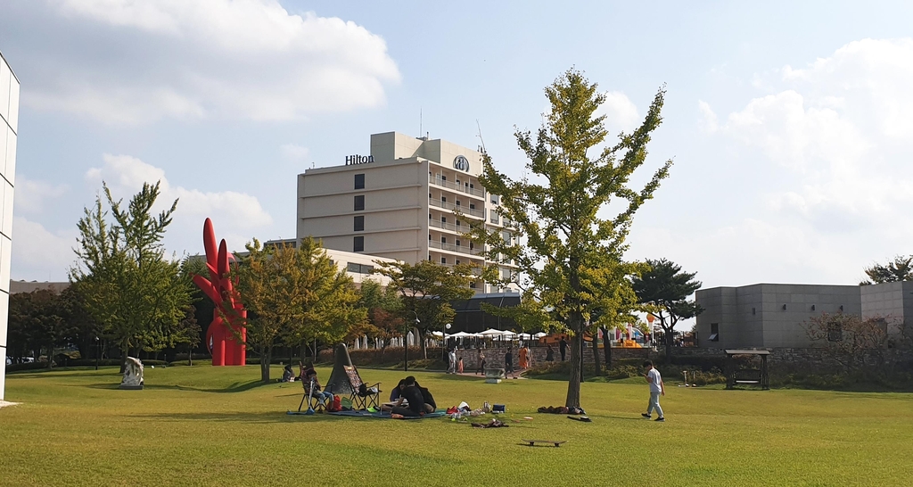 경주 보문관광단지에서 쉬는 관광객