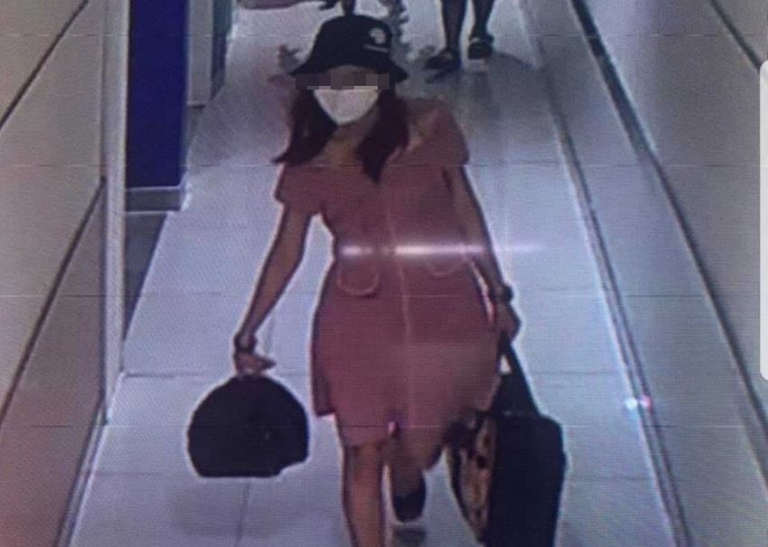 은행을 턴 뒤 쇼핑몰에서 옷을 갈아입은 것으로 보이는 장면이 CCTV에 찍혔다
