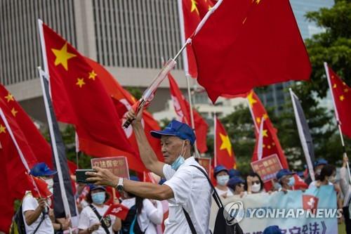 홍콩보안법안 통과 반기는 홍콩의 친중국 지지자들