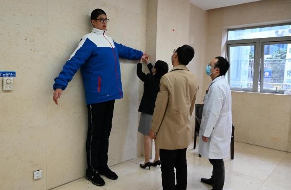 중국 14살짜리 중학생 키가 무려 '2ｍ21㎝'
