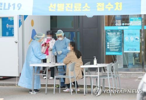 코로나 신규 확진 닷새 연속 두 자릿수 유지, 한산한 선별진료소
