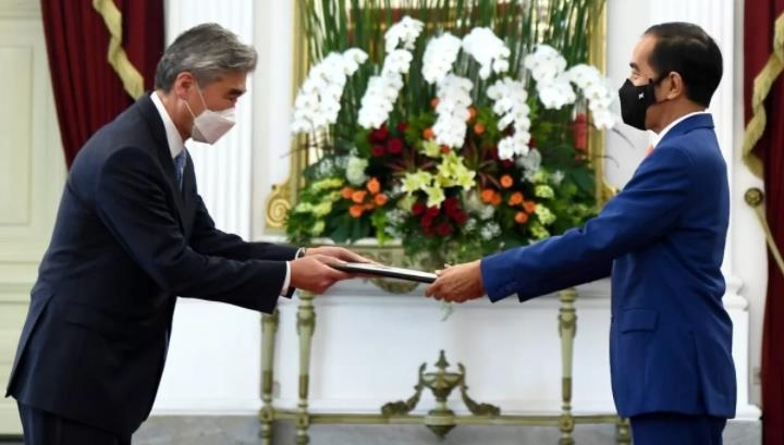 조코위 대통령에게 신임장 제출하는 성 김 미국 대사
