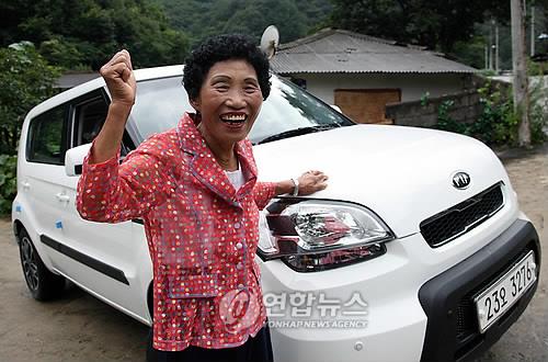 960번 도전 끝에 운전면허 딴 차사순 할머니. 2011년 모습.