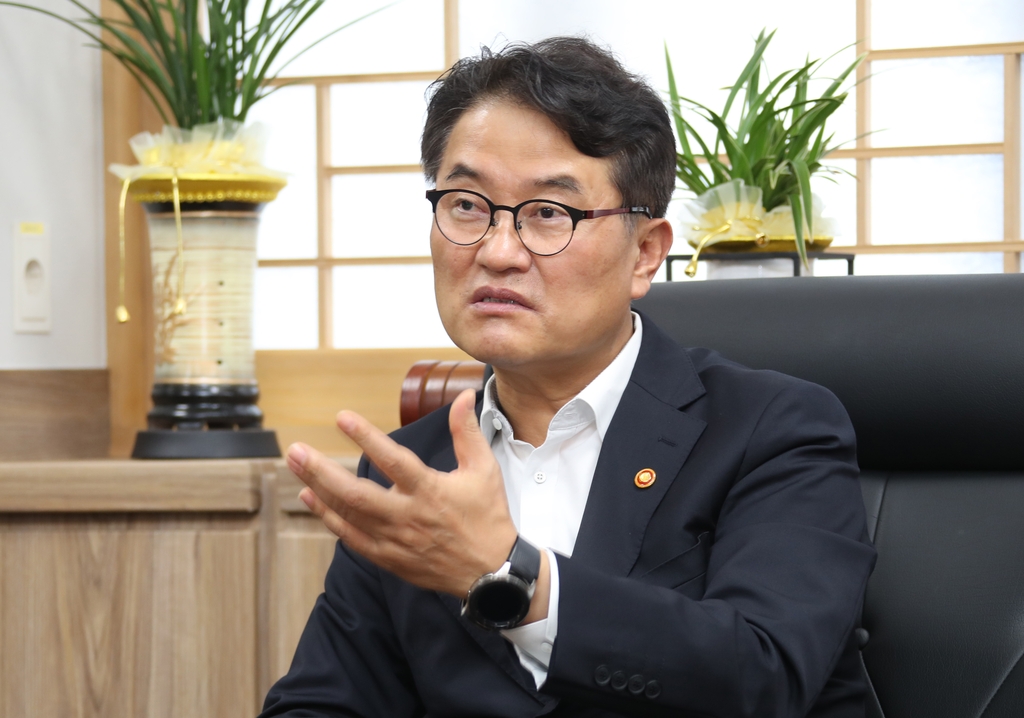 인터뷰하는 윤종인 개인정보보호위원장