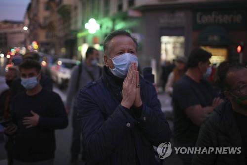 프랑스 니스 흉기 테러 현장에서 기도하는 시민
