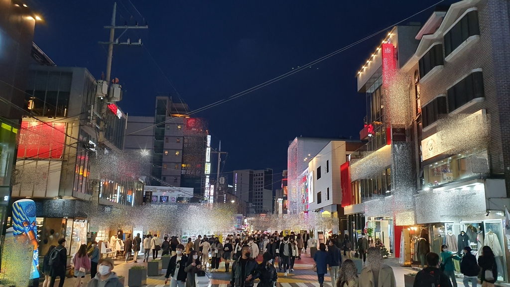 북적이는 핼러윈의 홍대