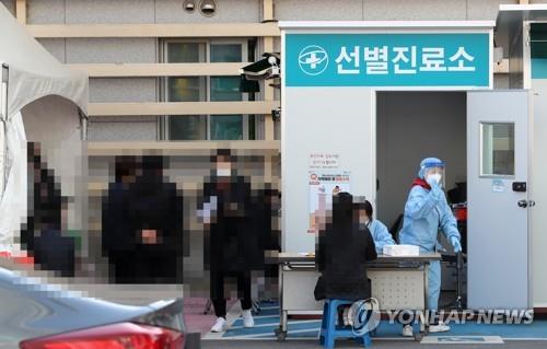 발길 이어지는 천안 선별진료소