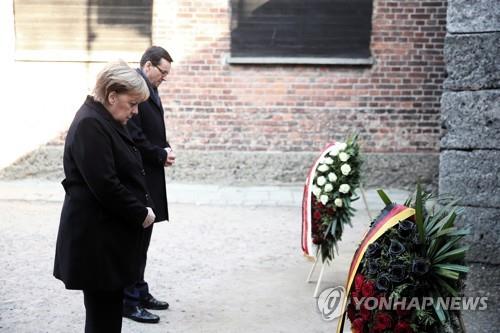 아우슈비츠 '죽음의 벽' 앞에서 헌화하는 앙겔라 메르켈 독일 총리(앞쪽)