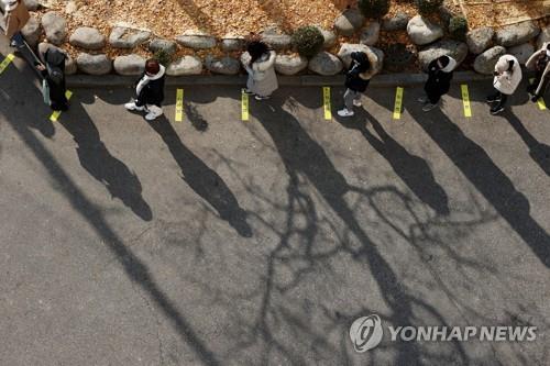 끊어지지 않는 코로나19의 그림자