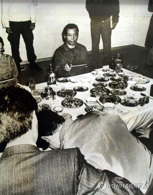 1979년 당시 김재규 중정부장이 박 전 대통령 시해사건 현장 검증하는 모습.