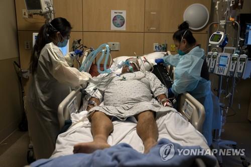 코로나19 환자를 치료 중인 미국 LA 의료진