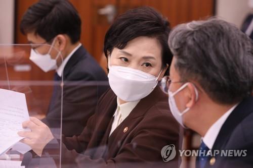국회에서 손명수 2차관과 대화하는 김현미 장관