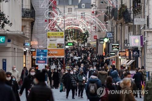크리스마스를 앞두고 이동제한조치가 풀린 프랑스 낭트의 번화가