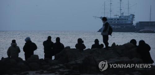 해가 뜨기를 기다리는 관광객
