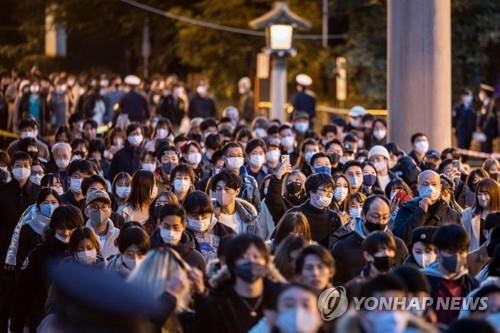 (도쿄 AFP=연합뉴스) 1일 일본 도쿄도(東京都)의 신사인 메이지진구(明治神宮)에 마스크를 쓴 참배객이 몰려 있다.