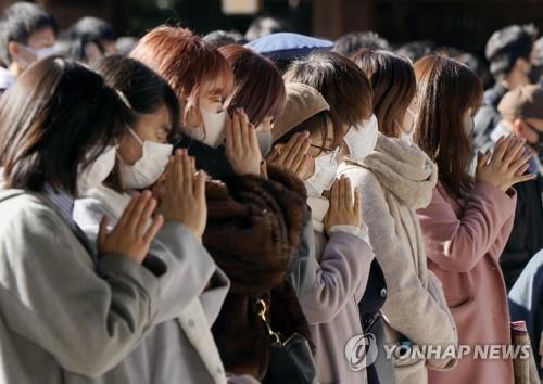 (도쿄 EPA=연합뉴스) 1일 일본 도쿄도(東京都)에 있는 신사인 메이지진구(明治神宮)에서 참배객들이 합장하고 있다.