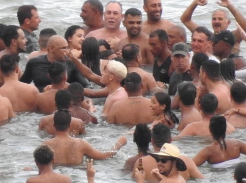해변서 물놀이 즐기는 브라질 대통령