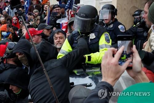 미 의사당서 시위대 막는 경찰[로이터=연합뉴스 자료사진]