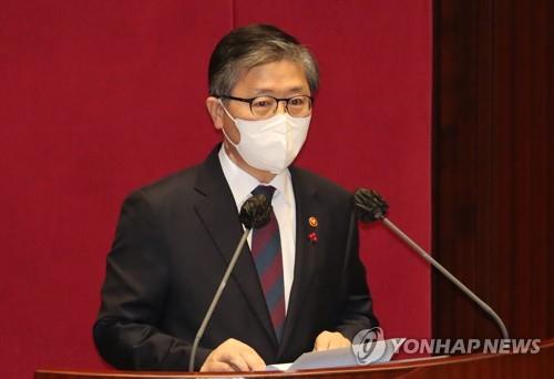 신임 장관 인사하는 변창흠 국토교통부 장관