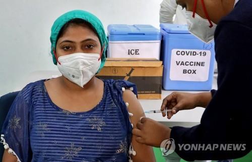 인도 콜카타에서 진행된 코로나19 백신 접종 모습. [로이터=연합뉴스]