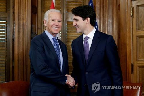 조 바이든(왼쪽) 미국 대통령과 쥐스탱 트뤼도 캐나다 총리 [로이터=연합 자료사진]