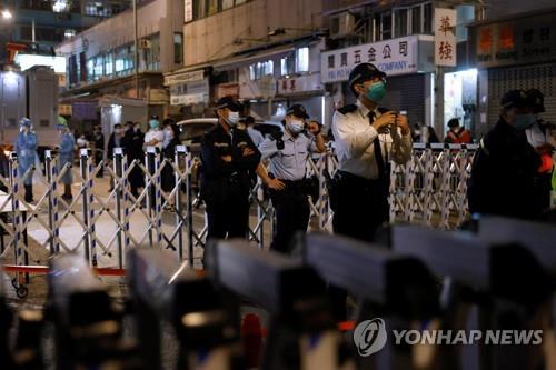 홍콩 정부가 26일 밤 7시 카오룽 지역 야우마테이 일부 구역에 봉쇄령을 내리고 코로나19 전수 검사를 진행했다. [로이터=연합뉴스]