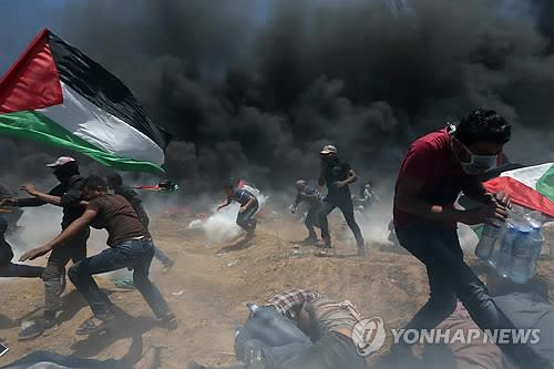 2018년 5월 팔레스타인 가자지구에서 벌어진 반이스라엘 시위.[로이터=연합뉴스 자료사진]