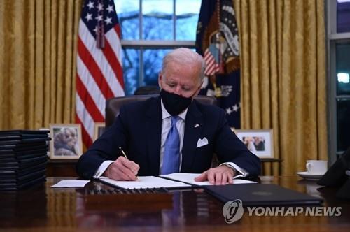 20일(현지시간) 백악관 집무실에서 취임 후 첫 업무를 보는 조 바이든 미국 대통령