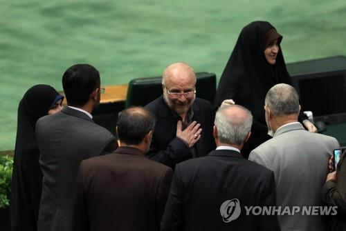 모하마드 바게르 갈리바프(가운데) 이란 의회 의장