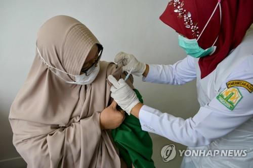 中시노백 백신 접종하는 인도네시아 의료진