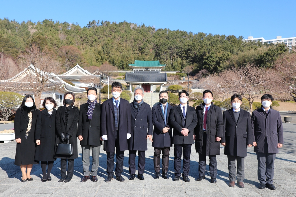 충렬사 참배한 부산변호사회 신임 임원진
