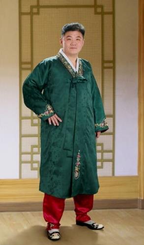 북한 한복…두루마기 소매와 깃에도 화려한 문양