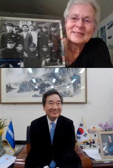 이 대표가 허쉬 선생님과 화상으로 만나고 있다