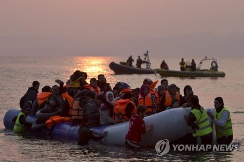 고무보트에 탄 난민들