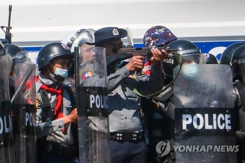 시위대 향해 총을 조준한 미얀마 경찰