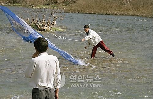 금강에서 투망 치는 주민들