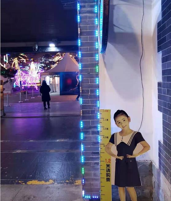 중국 베이징 룽칭샤 관광지 개찰구에 설치된 아동 키 측정판
