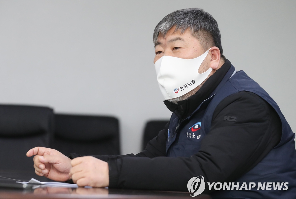 연합뉴스와 인터뷰하는 김동명 한국노총 위원장