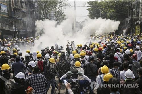양곤의 시위대가 경찰이 쏜 최루탄을 피해 달아나는 모습. 2021.3.2