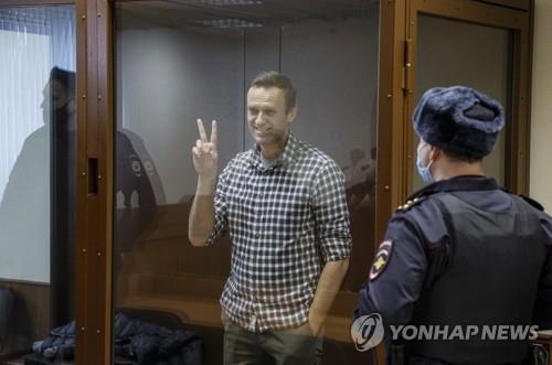 (모스크바 EPA=연합뉴스) 러시아의 야권 지도자 알렉세이 나발니가 지난달 20일(현지시가) 모스크바의 바부쉬킨스키 구역 법원에서 열린 항소심 출장 재판에 출석해 유리로 만든 피고인 대기실에서 제스처를 취하고 있다. 항소심 재판부는 나발니의 집행유예 취소와 실형 전환을 선고한 1심 판결이 적법하다고 판결했다.