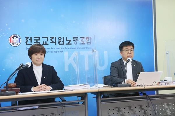 전교조 대의원대회 참석한 전희영 위원장(왼쪽)과 장지철 사무총장(오른쪽)