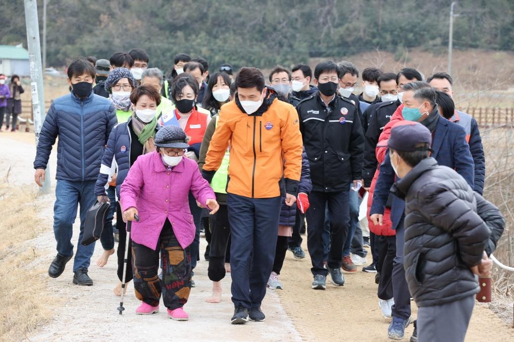 포항 조박저수지 둘레길 걷는 시민