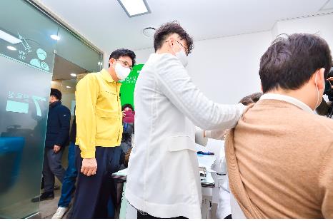 백신 접종 현장을 살펴보는 박성수 송파구청장