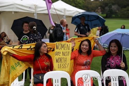 세계 여성의 날 맞아 호주 시드니에 모여 시위하는 여성들의 모습