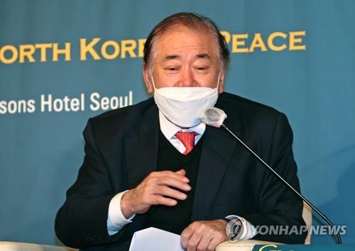 사회 보는 문정인 특보