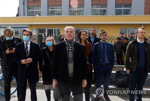 중국 랴오닝성 단둥 중급인민법원 앞에 서 있는 캐나다 등 각국 외교관들