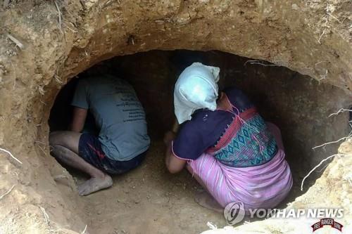 미얀마 카렌주에서 카렌족 주민들이 공습에 대비해 지하 벙커를 판 모습. 2021.4.1
