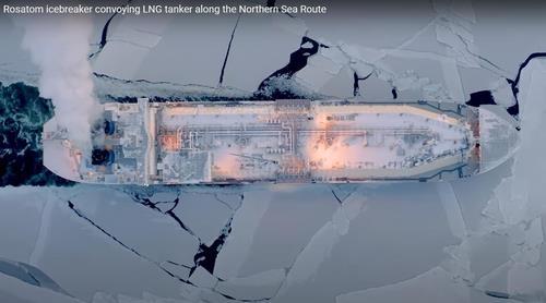 북극해 항로(NSR)로 LNG 가스를 옮기고 있는 러시아 선박의 모습.